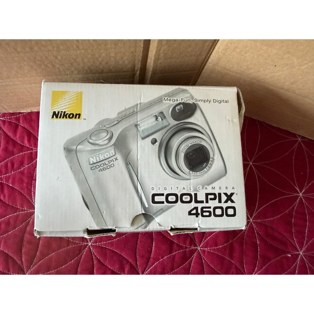 Nikon Coolpix 4600 Digital Camera 4.0MP 3x Zoom Silver E4600 with Box Works Grea